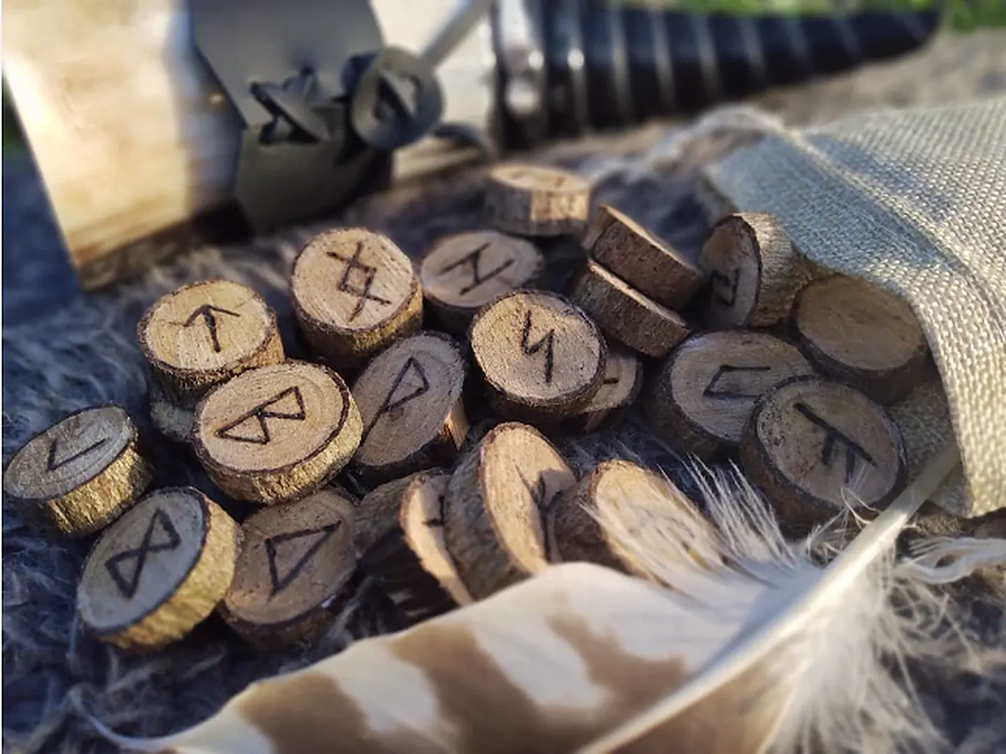 Runes gravées sur des rondelles de bois, qui sortent d’un pochon en toile de jute