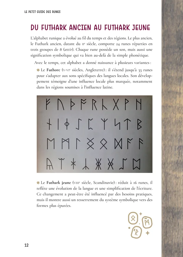 Page 12 : « Du Futhark ancien au Futhark jeune », avec une photographie d’un jeu de runes de bois disposé en grille.